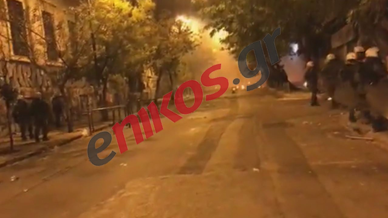 Οι πρώτες εικόνες από τα επεισόδια στα Εξάρχεια – ΦΩΤΟ – ΤΩΡΑ