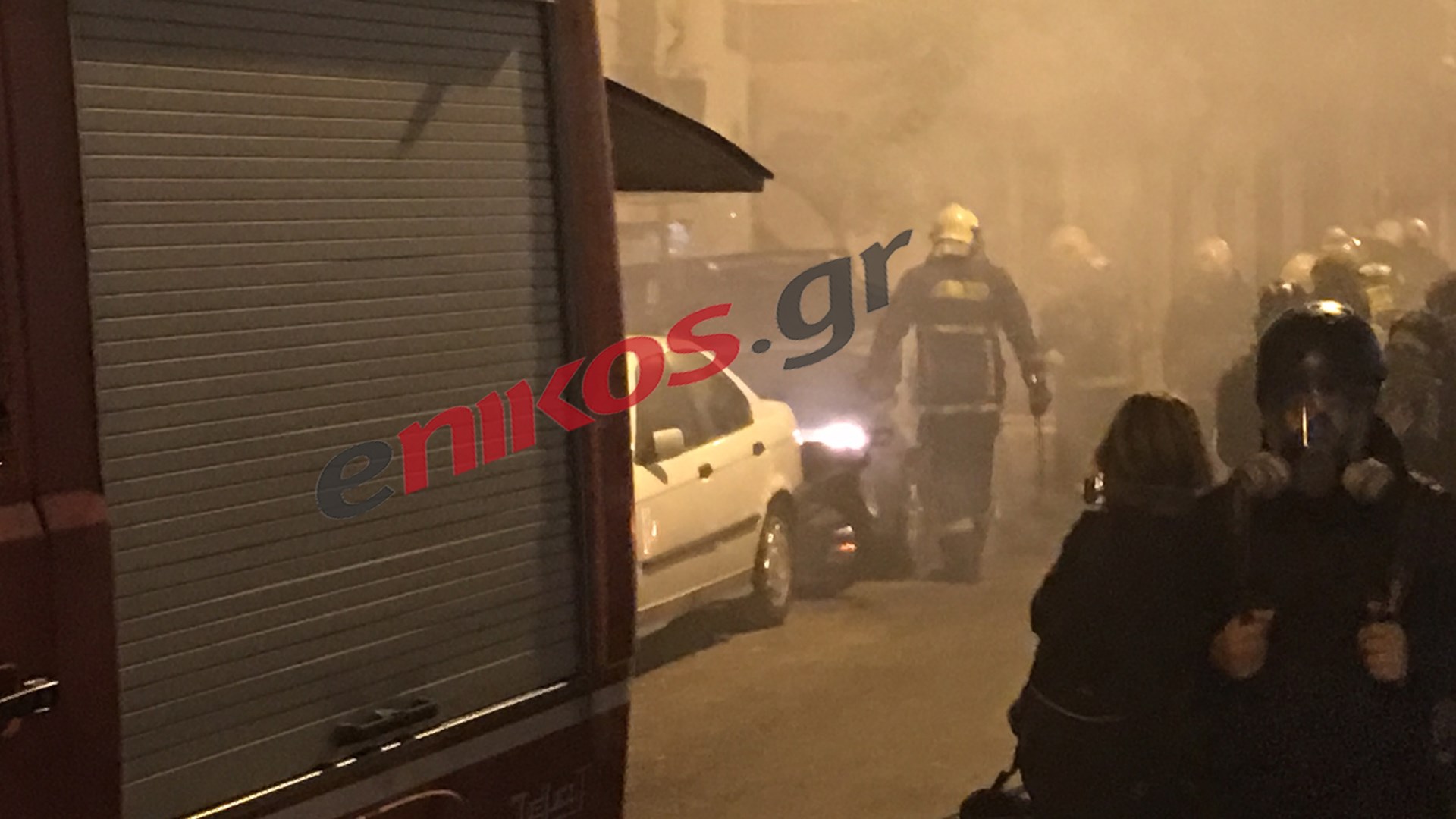 Φωτιά σε αυτοκίνητο στα Εξάρχεια – ΤΩΡΑ