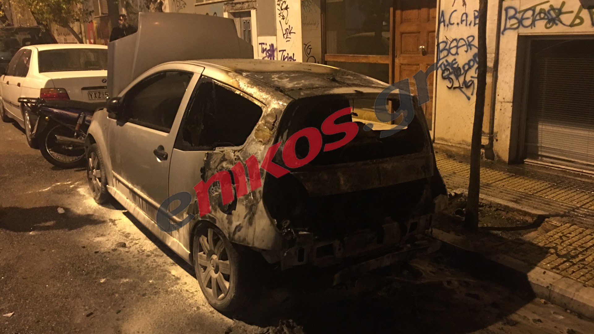 Νέες εικόνες από το αυτοκίνητο που παραδόθηκε στις φλόγες στα Εξάρχεια – ΦΩΤΟ