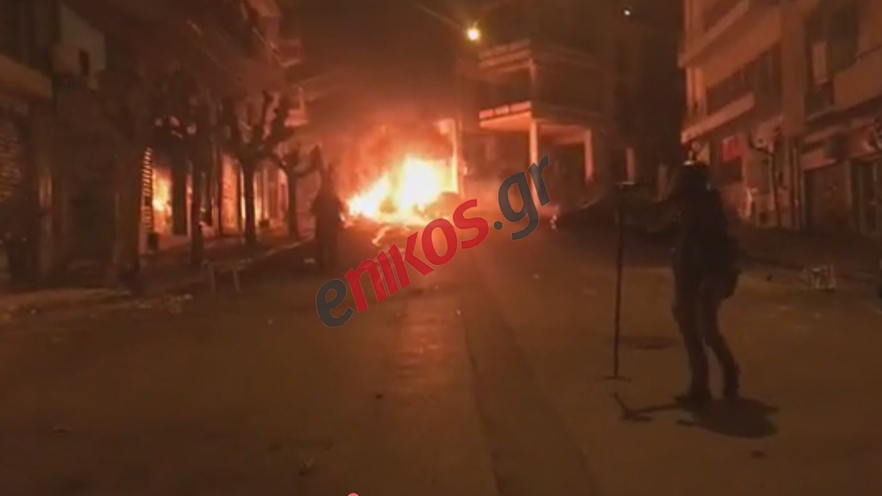 Αποπνικτική η ατμόσφαιρα στην Τοσίτσα – Δεν μπορούν να πλησιάσουν τα πυροσβεστικά – ΤΩΡΑ