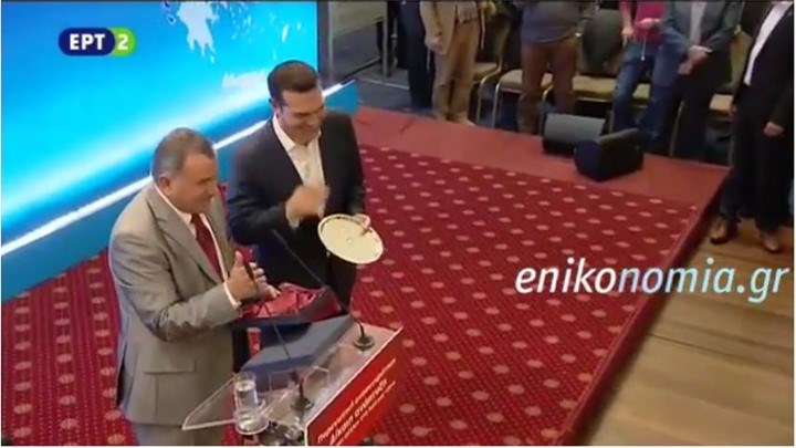 Τι δώρο έκαναν στον Τσίπρα στην Κέρκυρα – Η επική ατάκα του πρωθυπουργού – ΒΙΝΤΕΟ