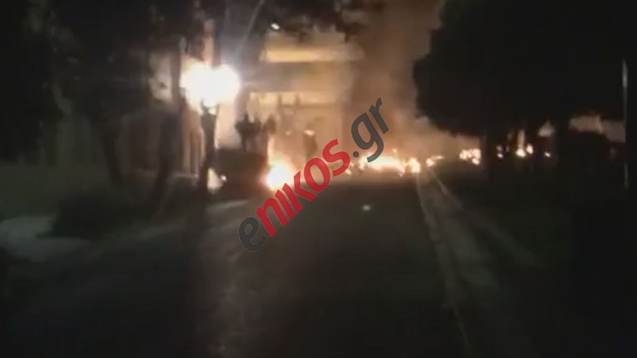 Συνεχίζονται τα επεισόδια στα Εξάρχεια – Πέντε συλλήψεις έως τώρα