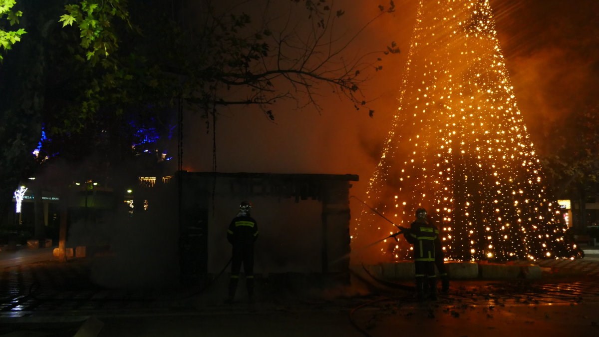 Κάηκε ολοσχερώς η φάτνη στην κεντρική πλατεία της Λάρισας – ΦΩΤΟ