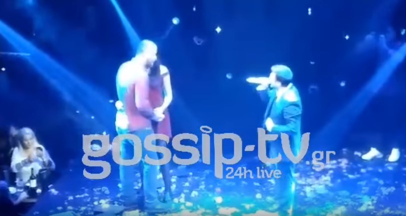 Πήρε το μικρόφωνο από τον Πλούταρχο και έκανε πρόταση γάμου – ΒΙΝΤΕΟ