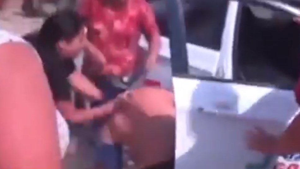 Γυναίκες λιντσάρουν παιδόφιλο στη μέση του δρόμου- ΒΙΝΤΕΟ