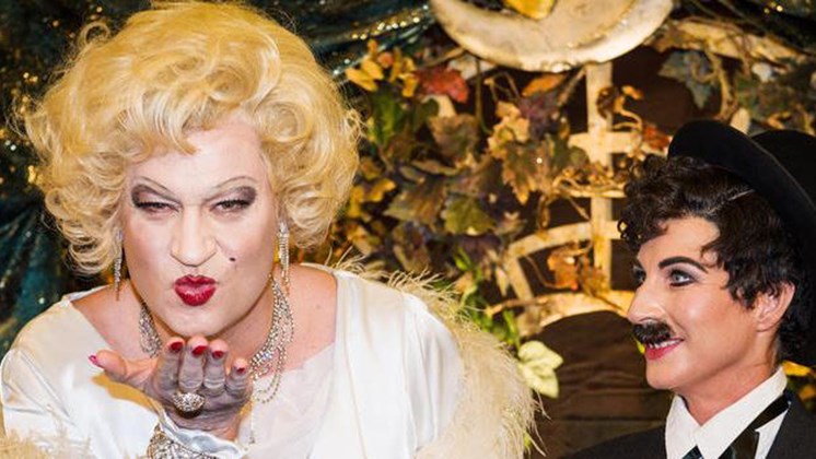 Ποιος πολιτικός κυκλοφορεί σαν Μέριλιν Μονρόε – ΦΩΤΟ