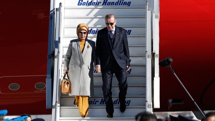 Πιασμένοι χέρι – χέρι κατέβηκαν από το αεροσκάφος ο Ερντογάν και η σύζυγός του – ΦΩΤΟ