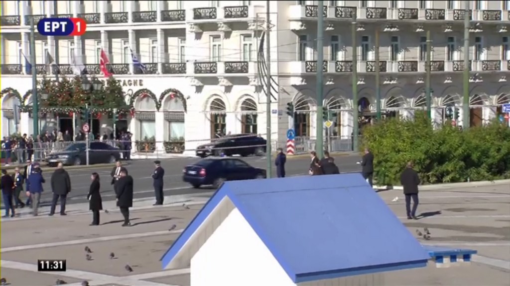 Έφτασε στο Σύνταγμα η αυτοκινητοπομπή του Ερντογάν – ΤΩΡΑ