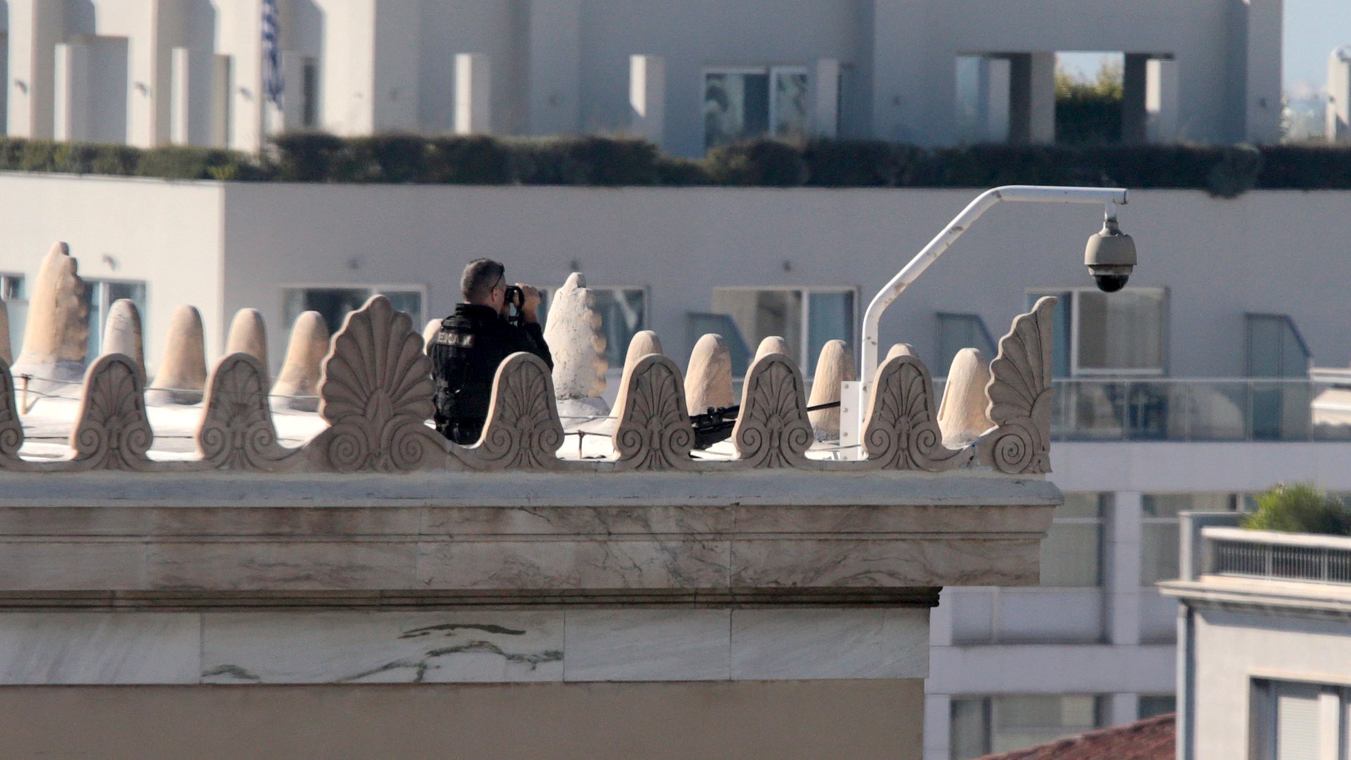 Δρακόντεια μέτρα ασφαλείας και ελεύθεροι σκοπευτές στην οροφή της Βουλής – ΦΩΤΟ