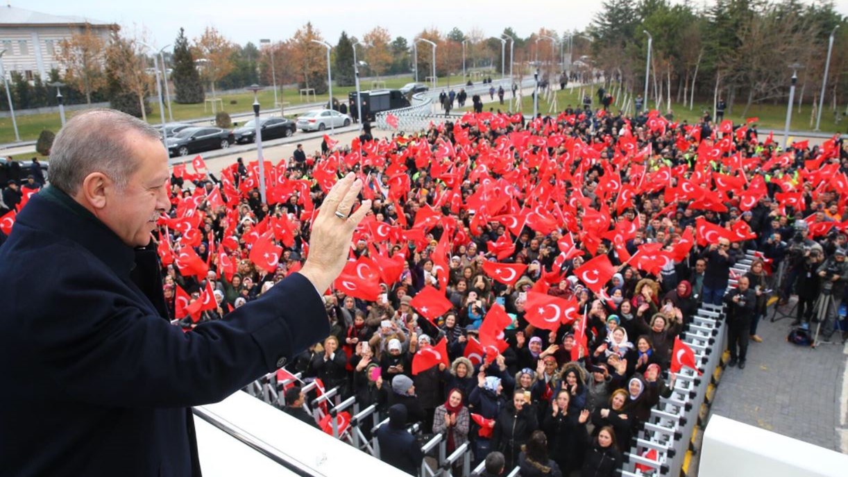 Επίδειξη ισχύος από τον Ερντογάν πριν αναχωρήσει για την Αθήνα – Τον αποχαιρέτησε το πιστό του πλήθος – ΦΩΤΟ