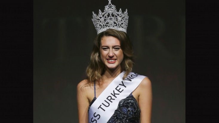 Τη φυλάκιση της “Μις Τουρκία” ζητούν Τούρκοι εισαγγελείς