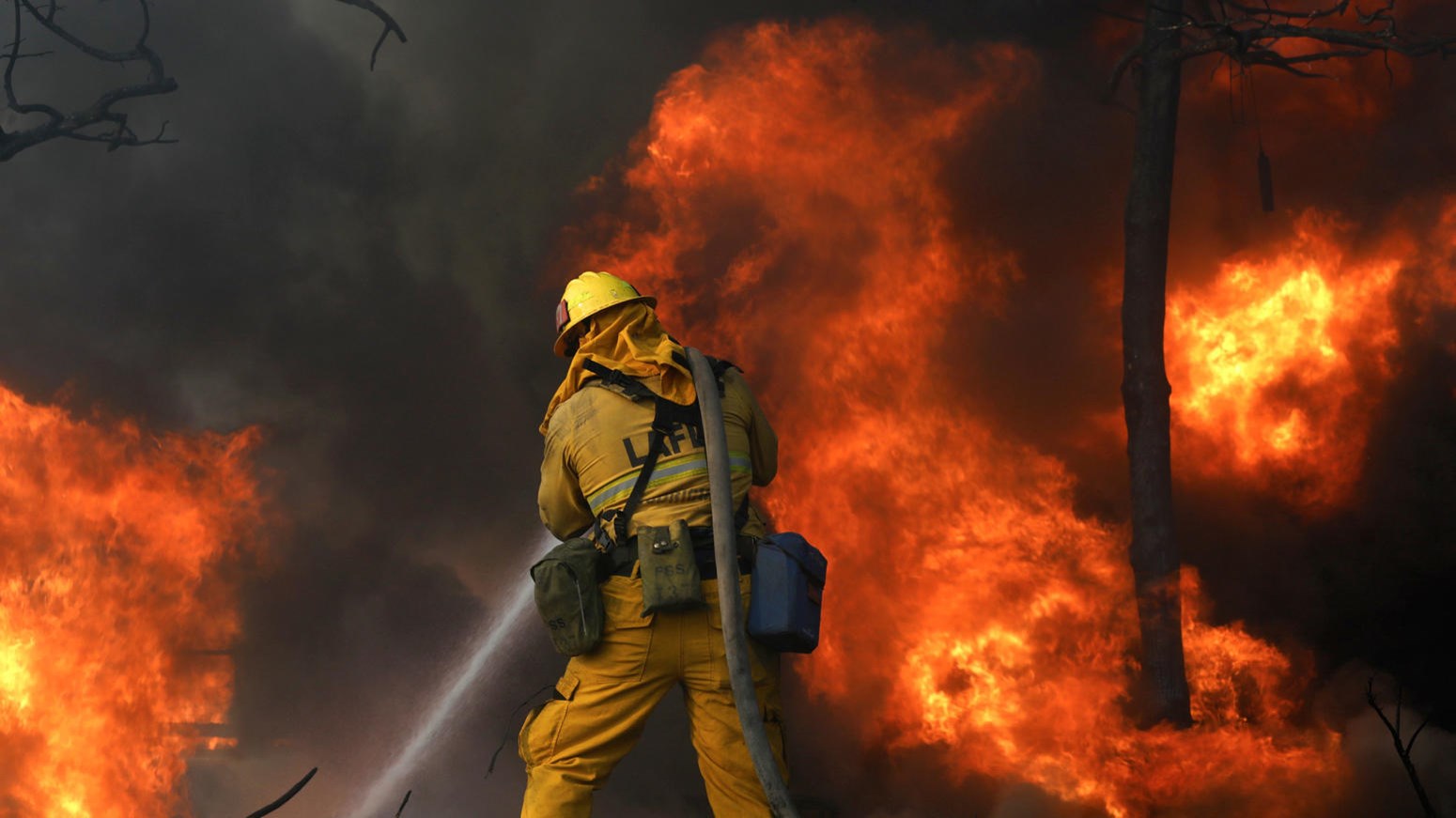 Καίγεται το Μπελ-Ερ –  Κινδυνεύουν τα σπίτια της Μπιγιονσέ, της Καρντάσιαν και του Μέρντοκ – ΦΩΤΟ