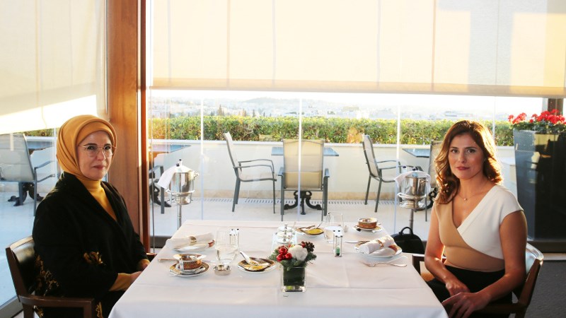 Το τσάι της Εμινέ Ερντογάν με την Μπέτυ Μπαζιάνα στο roof garden της Μεγάλης Βρετάνιας – ΦΩΤΟ