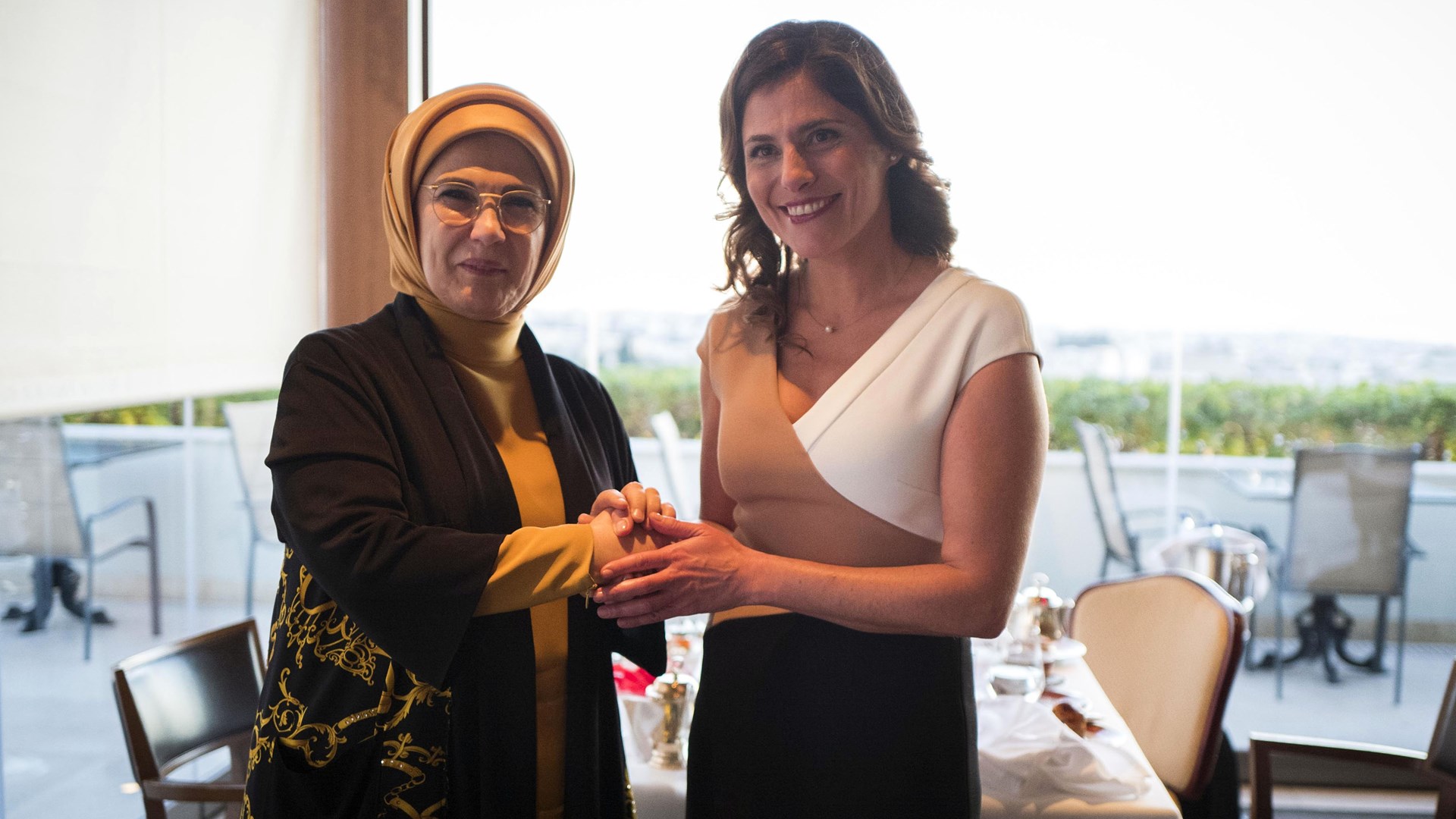 Τι δώρο έκανε η Μπέτυ Μπαζιάνα στην Εμινέ Ερντογάν – ΦΩΤΟ