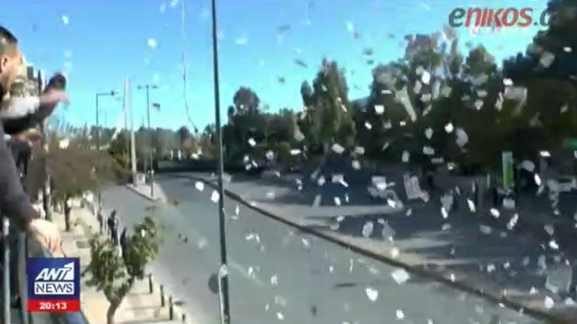 Μέλη της Χρυσής Αυγής πέταξαν φέιγ βολάν κατά του Ερντογάν – ΒΙΝΤΕΟ