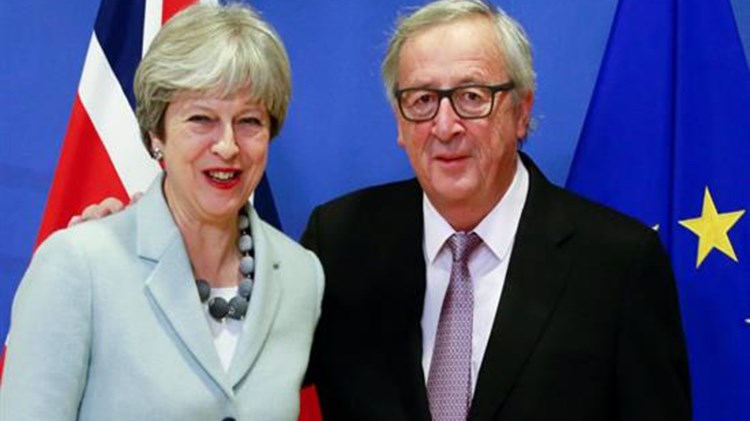 Λευκός καπνός στις Βρυξέλλες: Συμφωνία με τη Μέι για την πρώτη φάση του Brexit ανακοίνωσε ο Γιούνκερ