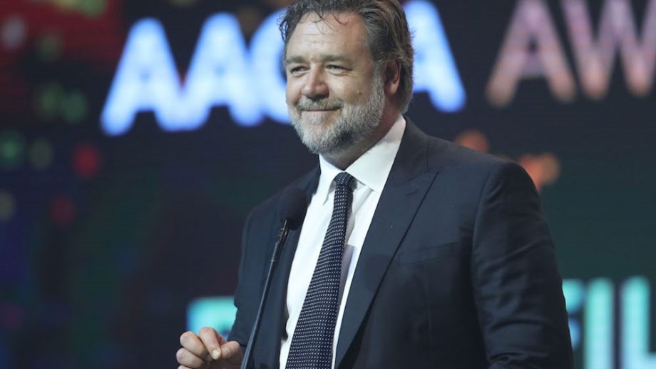 “Πάγωσε” το κοινό από το κακόγουστο αστείο του Ράσελ Κρόου. “Σοδόμιζα συνάδελφό μου” – ΒΙΝΤΕΟ