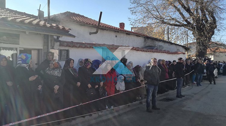 Με λουλούδια στα χέρια γυναίκες και παιδιά περίμεναν για να δουν τον Ερντογάν – ΦΩΤΟ