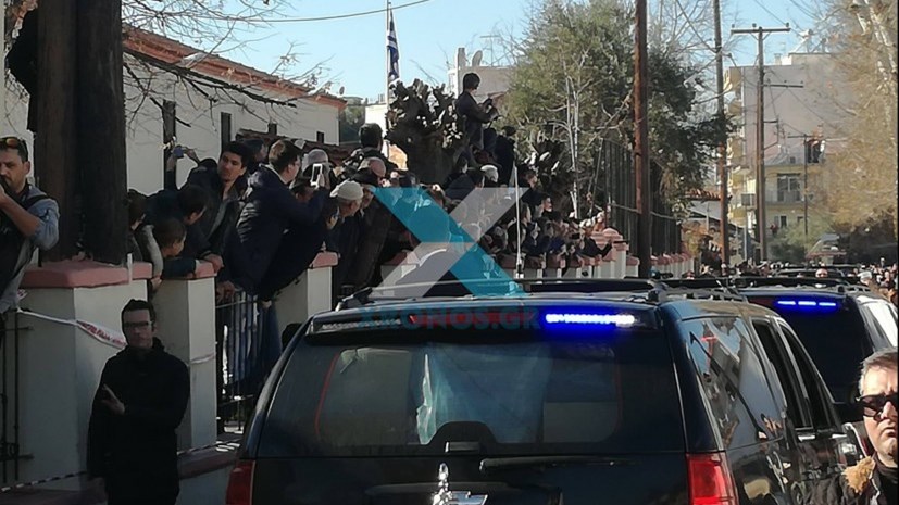 Χαμός για μια φωτογραφία του Ερντογάν – Τον περίμεναν “κρεμασμένοι” στα κάγκελα – ΒΙΝΤΕΟ