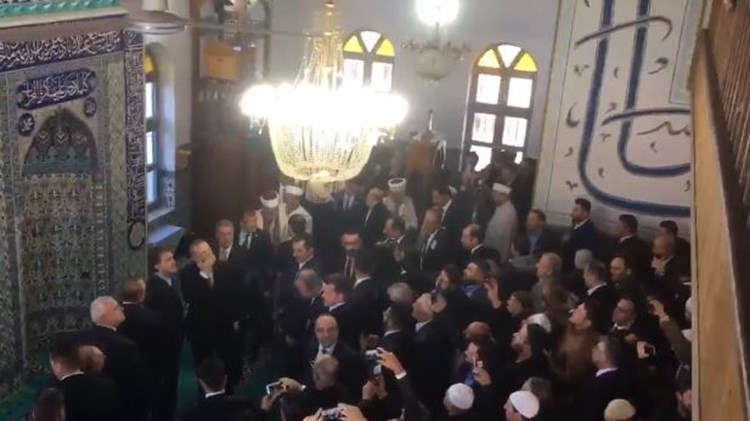 Εικόνα μέσα από το τζαμί που προσεύχεται ο Ερντογάν – ΒΙΝΤΕΟ