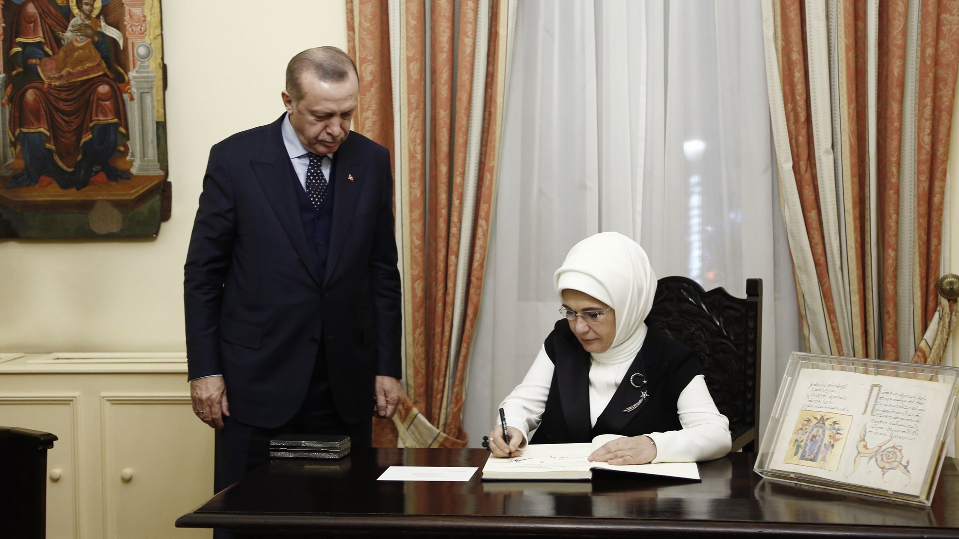 Δεν αφήνει στιγμή την Εμινέ από τα μάτια του – ΦΩΤΟ