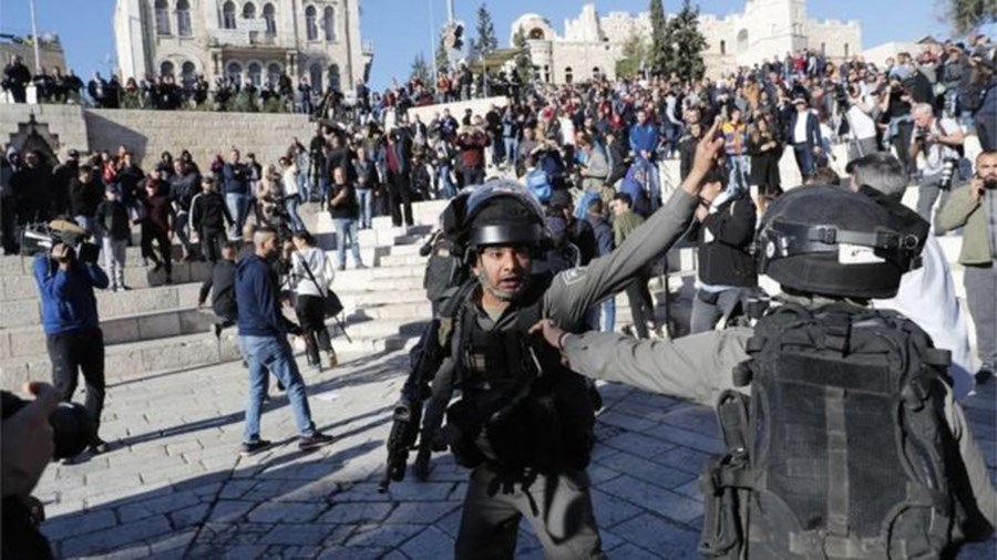 “Φλέγεται” η Μέση Ανατολή – Τουλάχιστον 100 τραυματίες από τις συγκρούσεις σε Ιερουσαλήμ και κατεχόμενη Δυτική Όχθη