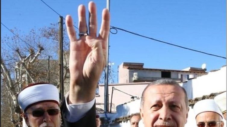 Τι σημαίνει ο χαιρετισμός του Ερντογάν στη Θράκη με τα 4 υψωμένα δάχτυλα – ΦΩΤΟ