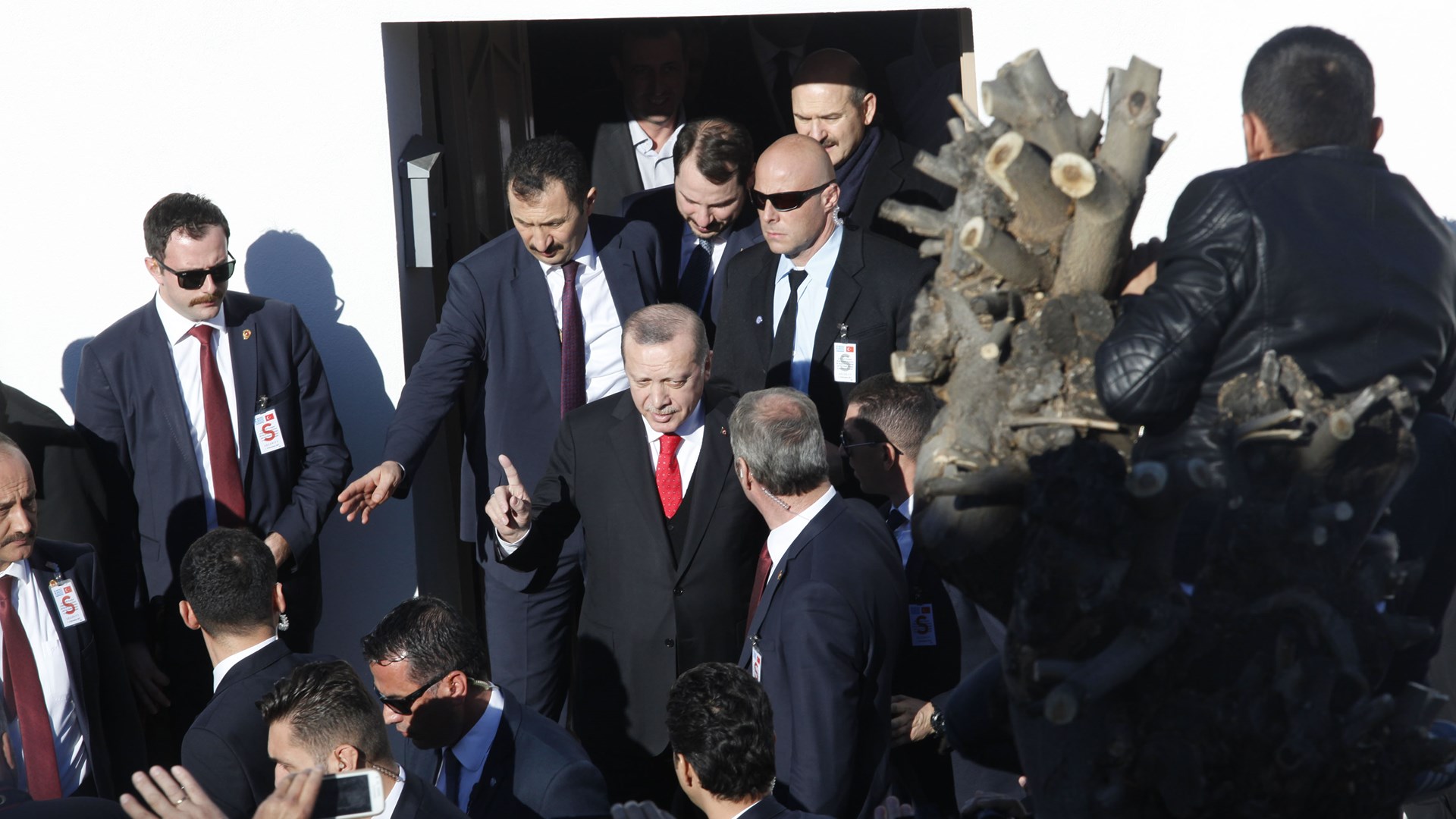 Το προκλητικό show του Ερντογάν στην Κομοτηνή: Οι «κορώνες» και ο ιδιαίτερος χαιρετισμός – ΦΩΤΟ – ΒΙΝΤΕΟ