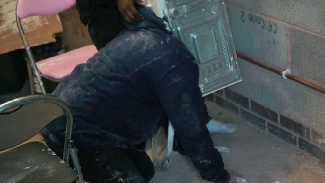 Tσιμέντωσε το κεφάλι του σε φούρνο μικροκυμάτων για… αστείο – ΒΙΝΤΕΟ