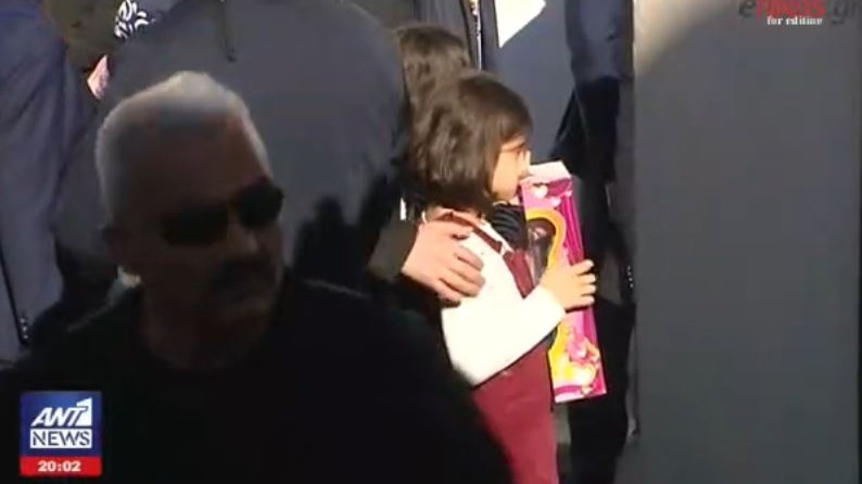 O Ερντογάν με τα δώρα που εμφανίζονταν….από το πουθενά – ΒΙΝΤΕΟ