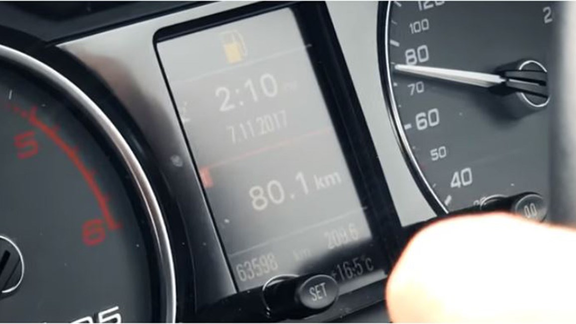 Δείτε πόσα χιλιόμετρα μπορείτε να κάνετε όταν μηδενίσει ο δείκτης καυσίμων – ΒΙΝΤΕΟ