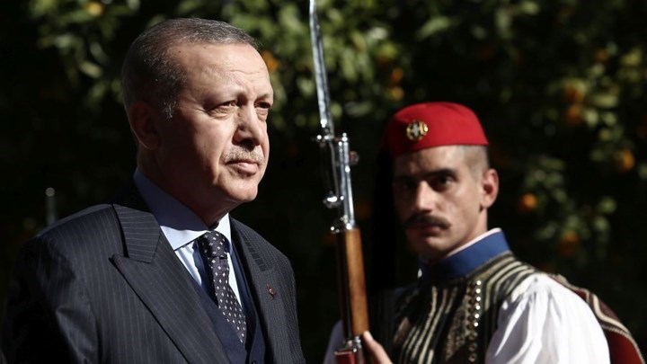 Πέρασε στα “ψιλά” – Δείτε το κατακόκκινο στεφάνι που κατέθεσε ο Ερντογάν στο Μνημείο του Αγνώστου Στρατιώτη – ΒΙΝΤΕΟ