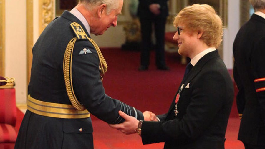 Παράσημο στο πέτο από τον πρίγκιπα Κάρολο απέκτησε γνωστός τραγουδιστής