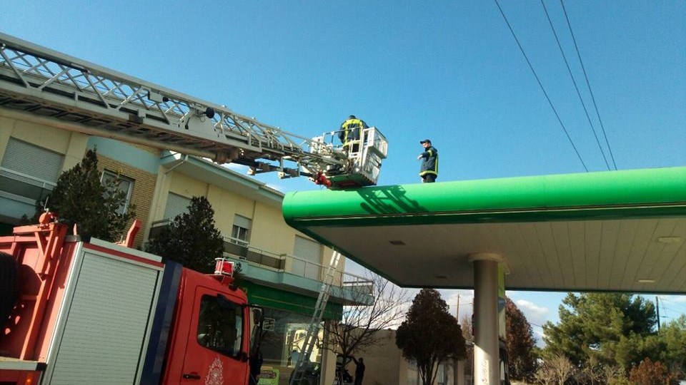 Αγωνία για τον άνδρα που τον χτύπησε το ρεύμα ενώ βρισκόταν σε βενζινάδικο