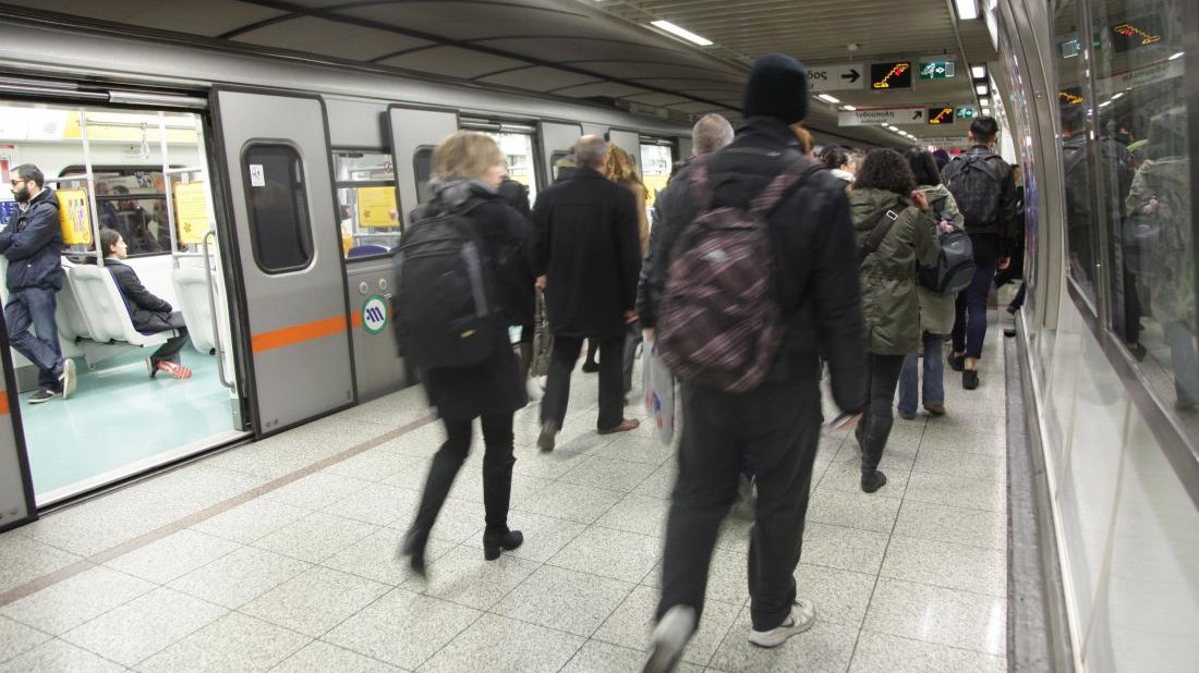 Στο ΚΑΤ ο άνδρας που έπεσε στις ράγες του μετρό στο Σύνταγμα – Τι του συνέβη