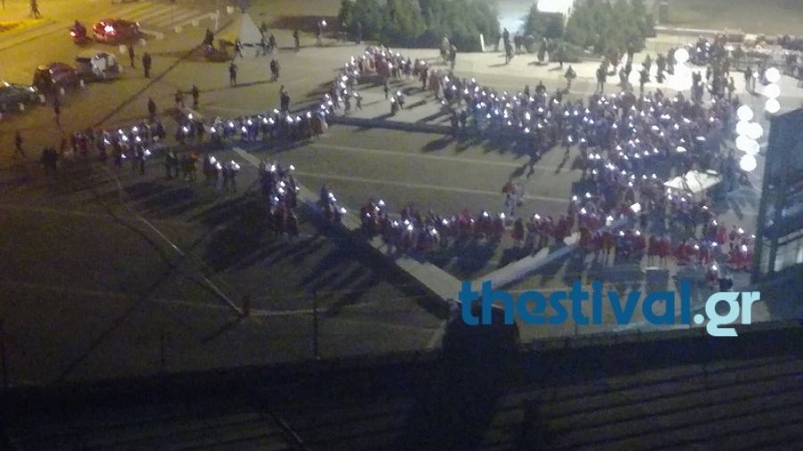 Εκατοντάδες Αγιοβασίληδες σχημάτισαν ένα τεράστιο αστέρι στη ΔΕΘ – ΒΙΝΤΕΟ