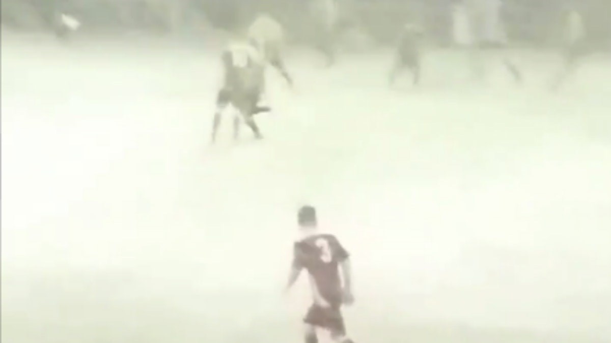 Τι και αν είχε χιονοθύελλα ο διαιτητής αρνήθηκε να διακόψει το ματς – ΒΙΝΤΕΟ