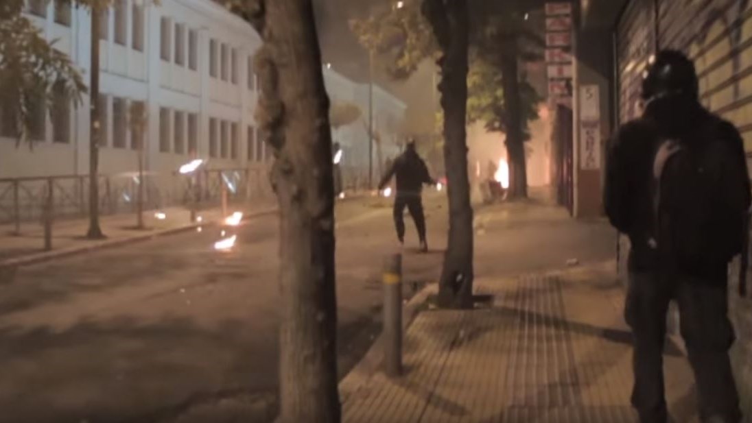 Σοκαριστικό βίντεο από τους αντιεξουσιαστές – Εννέα λεπτά πολέμου στα Εξάρχεια μετά την πορεία για τον Γρηγορόπουλο