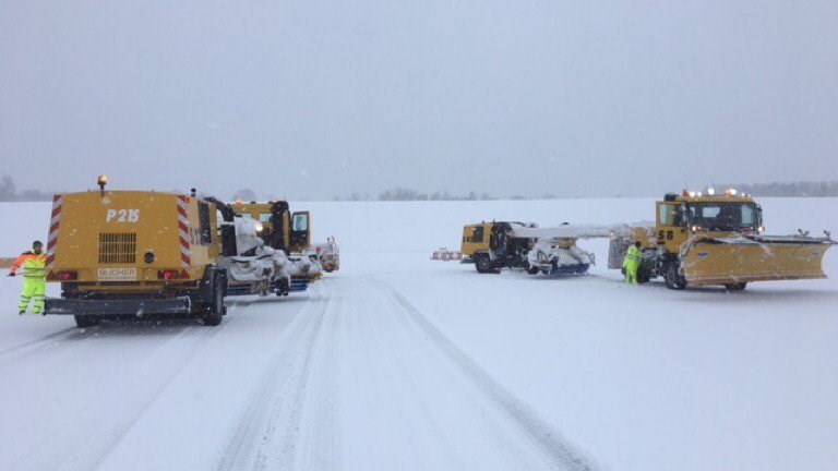 “Λευκές χειροπέδες” στη Βρετανία – Χάος στις πτήσεις και στους δρόμους – “Σπάνε” τα θερμόμετρα στους -12 βαθμούς