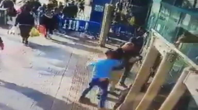 ΒΙΝΤΕΟ ντοκουμέντο – Η στιγμή που Παλαιστίνιος καρφώνει με μαχαίρι Ισραηλινό – Σκληρές εικόνες