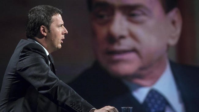 Γιατί ο Ρέντσι βγάζει “κόκκινη κάρτα” στον Μπερλουσκόνι