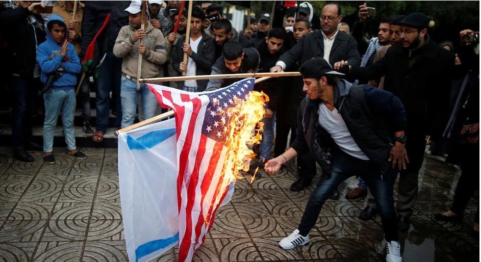 Επεισόδια στις διαδηλώσεις την “ημέρα της οργής” στη Γερμανία – Έκαψαν σημαίες του Ισραήλ