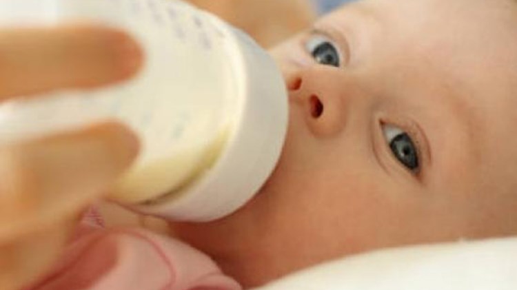 Σε επιφυλακή οι αρμόδιες Αρχές στην Ελλάδα για τα βρεφικά γάλατα με σαλμονέλα από τη Γαλλία