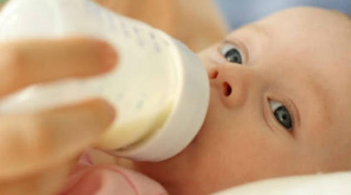 Τι συμβαίνει με το μολυσμένο με σαλμονέλα βρεφικό γάλα – Σήμερα η ανακοίνωση του ΕΦΕΤ – ΒΙΝΤΕΟ