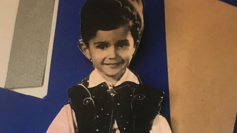 Αναγνωρίζετε τον λιλιπούτειο τσολιά της φωτογραφίας;