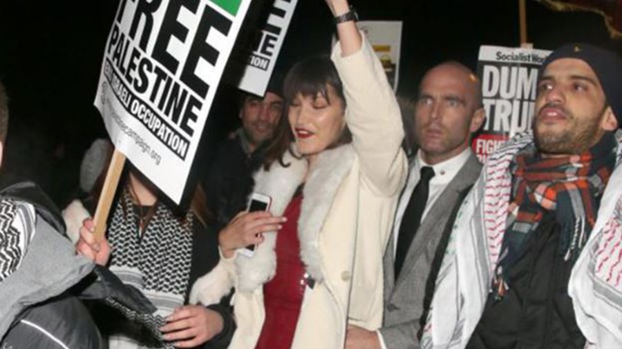 Είδε… διαδήλωση και μπήκε: Η πασιονάρια Μπέλα Χαντίτ ξεσπαθώνει κατά του Ισραήλ – ΦΩΤΟ