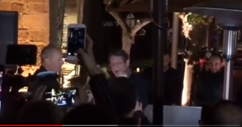 Ο Νίκος Αναστασιάδης πήρε το μικρόφωνο και τραγούδησε Χατζή – ΒΙΝΤΕΟ