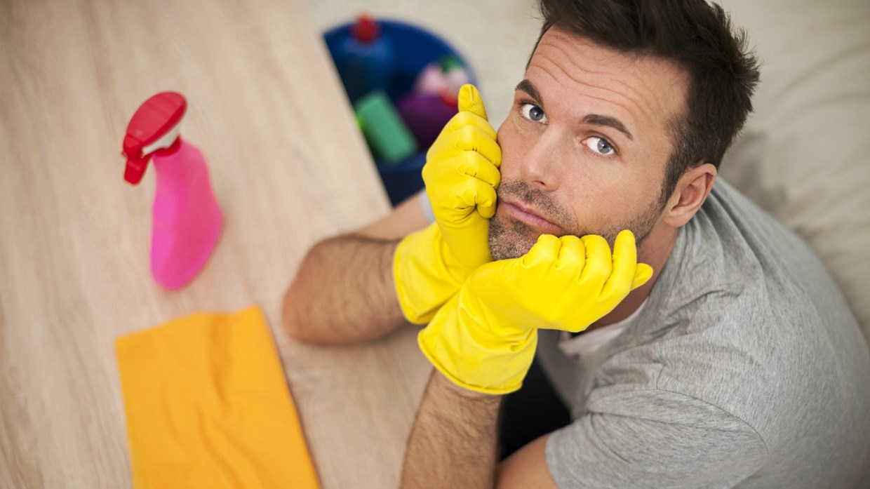 Σε ποιες χώρες οι άντρες πιάνουν…σφουγγαρίστρα και σκούπα – Οι “νοικοκύρηδες” και οι “τεμπέληδες”