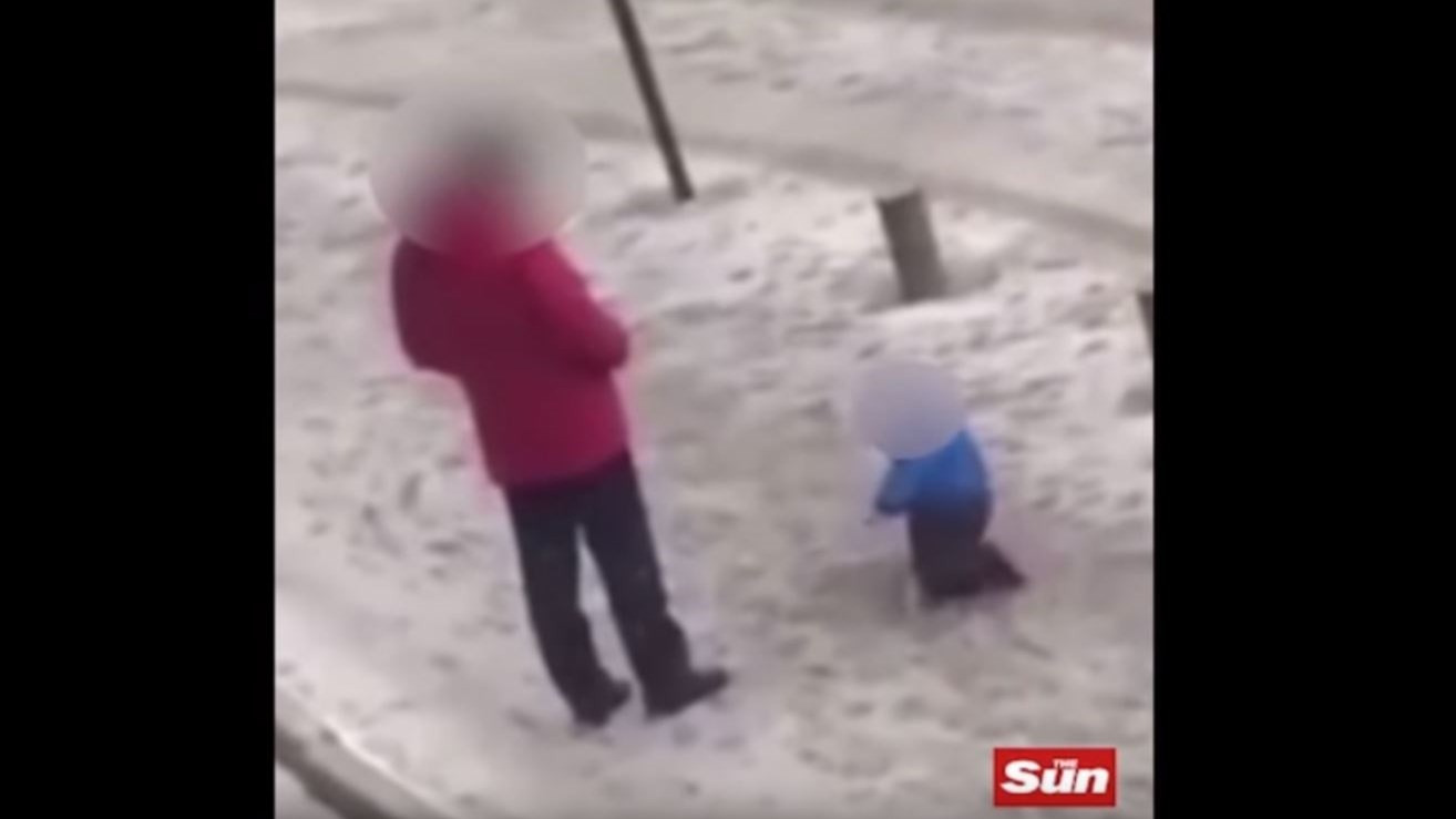 Πα-τέρας κλωτσάει τον γιο του στο χιόνι – ΒΙΝΤΕΟ σοκ