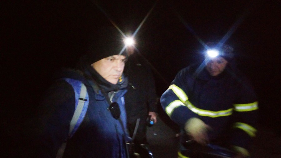 Η στιγμή της διάσωσης των 4 ατόμων που είχαν εγκλωβιστεί στα Βαρδούσια – ΒΙΝΤΕΟ